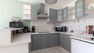 Frigorífico, microondas, horno y placa de cocina