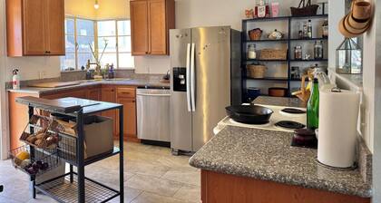 Charming 3-bedroom cottage with AC, fitness room in Tempe