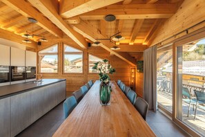 Grand réfrigérateur, four, plaque de cuisson, lave-vaisselle