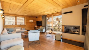 140-cm TV with cable channels, fireplace, heated floors