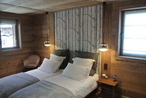 Habitación Confort, para no fumadores, balcón | Caja de seguridad en la habitación, cortinas blackout y insonorización