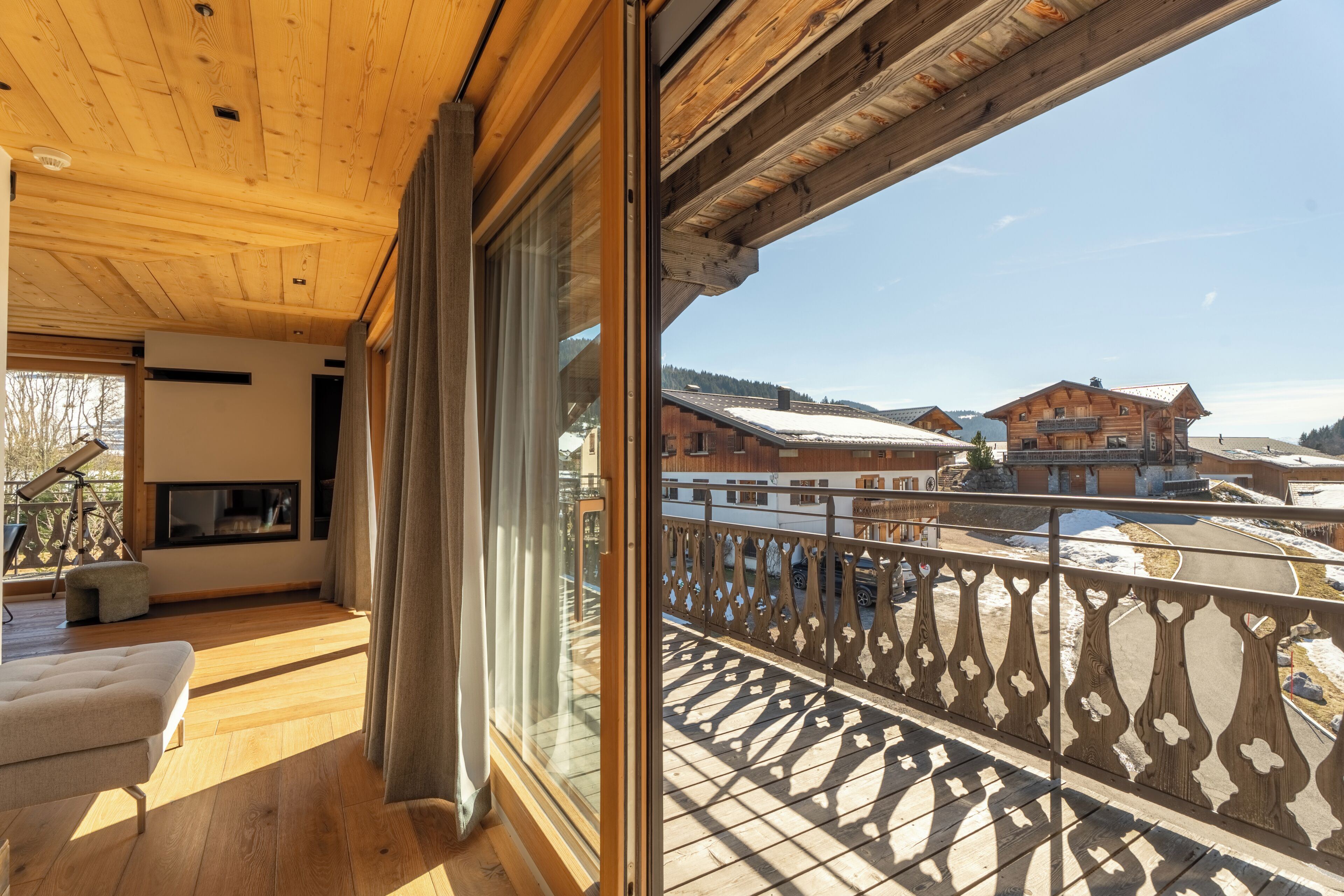 140-cm TV with cable channels, fireplace, heated floors