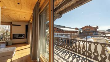 140-cm TV with cable channels, fireplace, heated floors