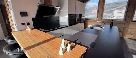 Full-sized fridge, oven, stovetop, dishwasher