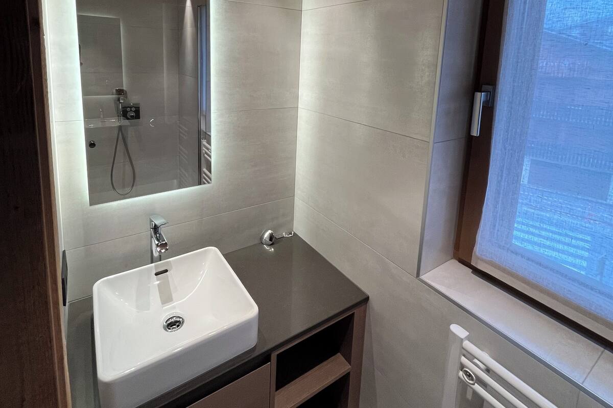 Chambre Confort, balcon, vue sur la montagne | Salle de bain | Douche, séchoir à cheveux, pantoufles, serviettes fournies