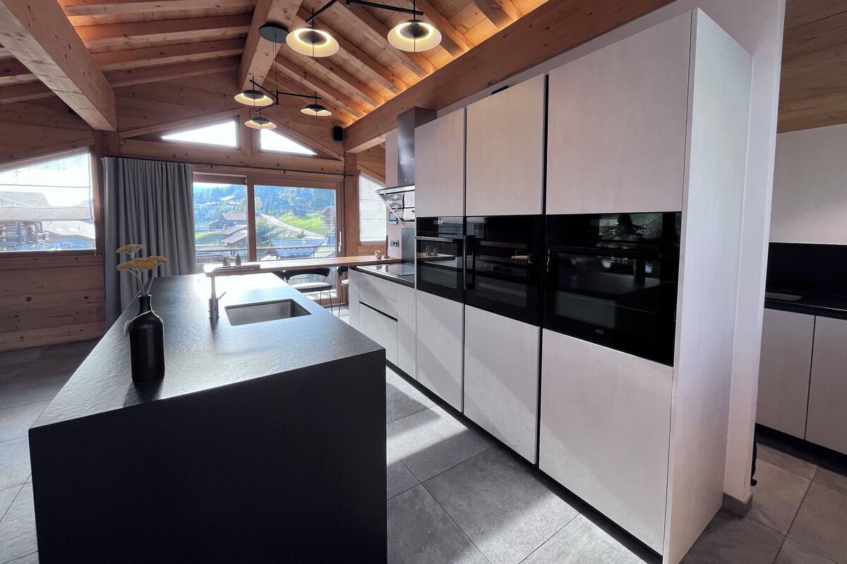 Großer Kühlschrank, Ofen, Herdplatte, Geschirrspüler