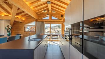 Full-sized fridge, oven, stovetop, dishwasher