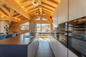 Großer Kühlschrank, Ofen, Herdplatte, Geschirrspüler