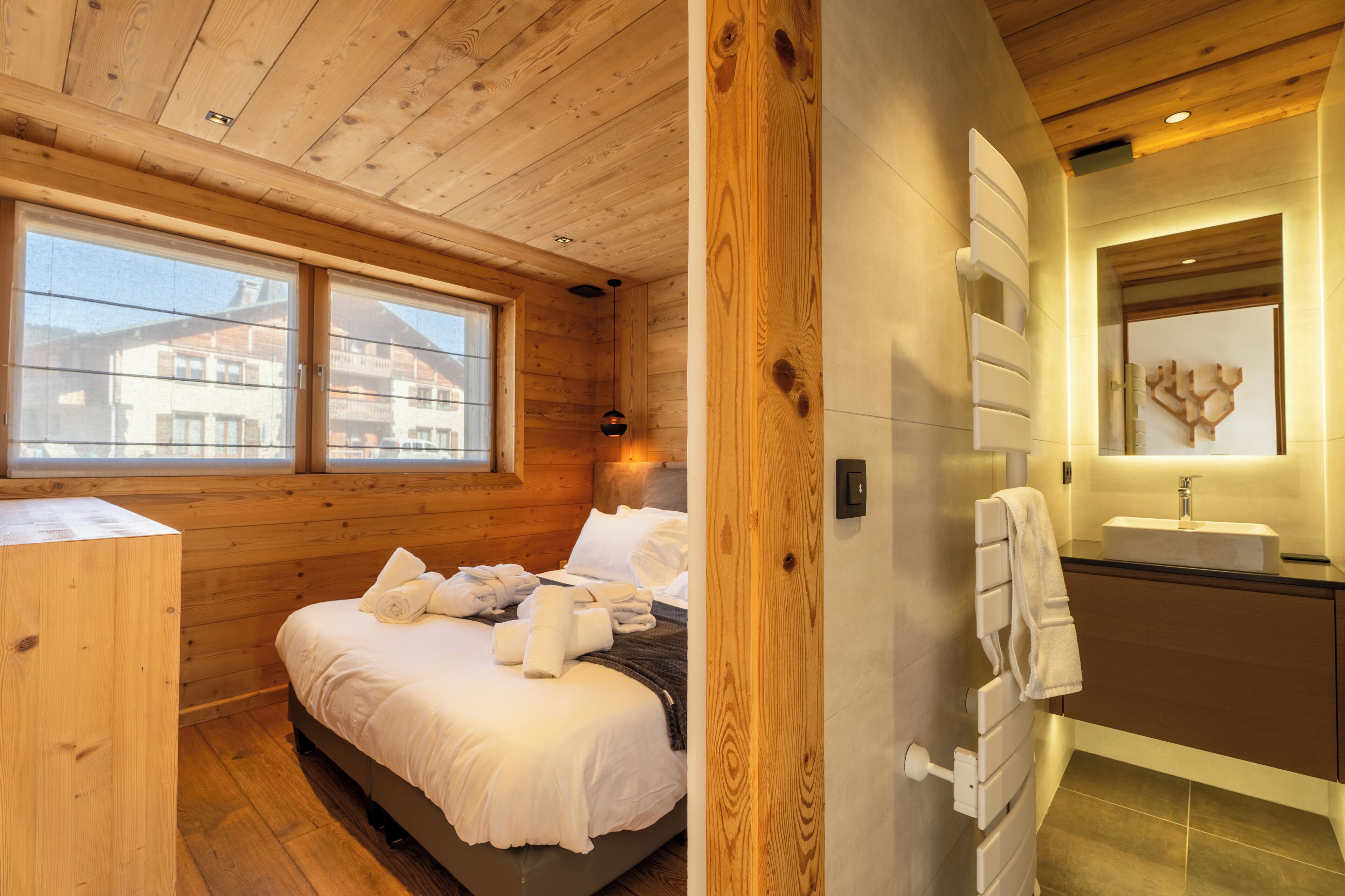 Premium bedding, in-room safe, laptop workspace, blackout curtains