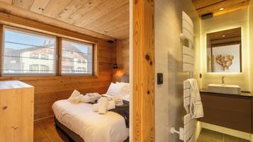 Premium bedding, in-room safe, laptop workspace, blackout curtains