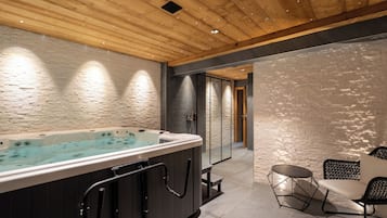 Hot tub, steam room