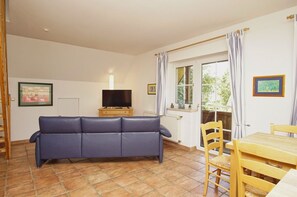 TV, stereo - Spacious vacation apartment with terrace and garden in the quiet Landhaus Wildrose - (Zirkow)