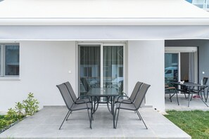 Outdoor dining - Green Almond One-Bedroom Apartment with Pool Access (Kavala)