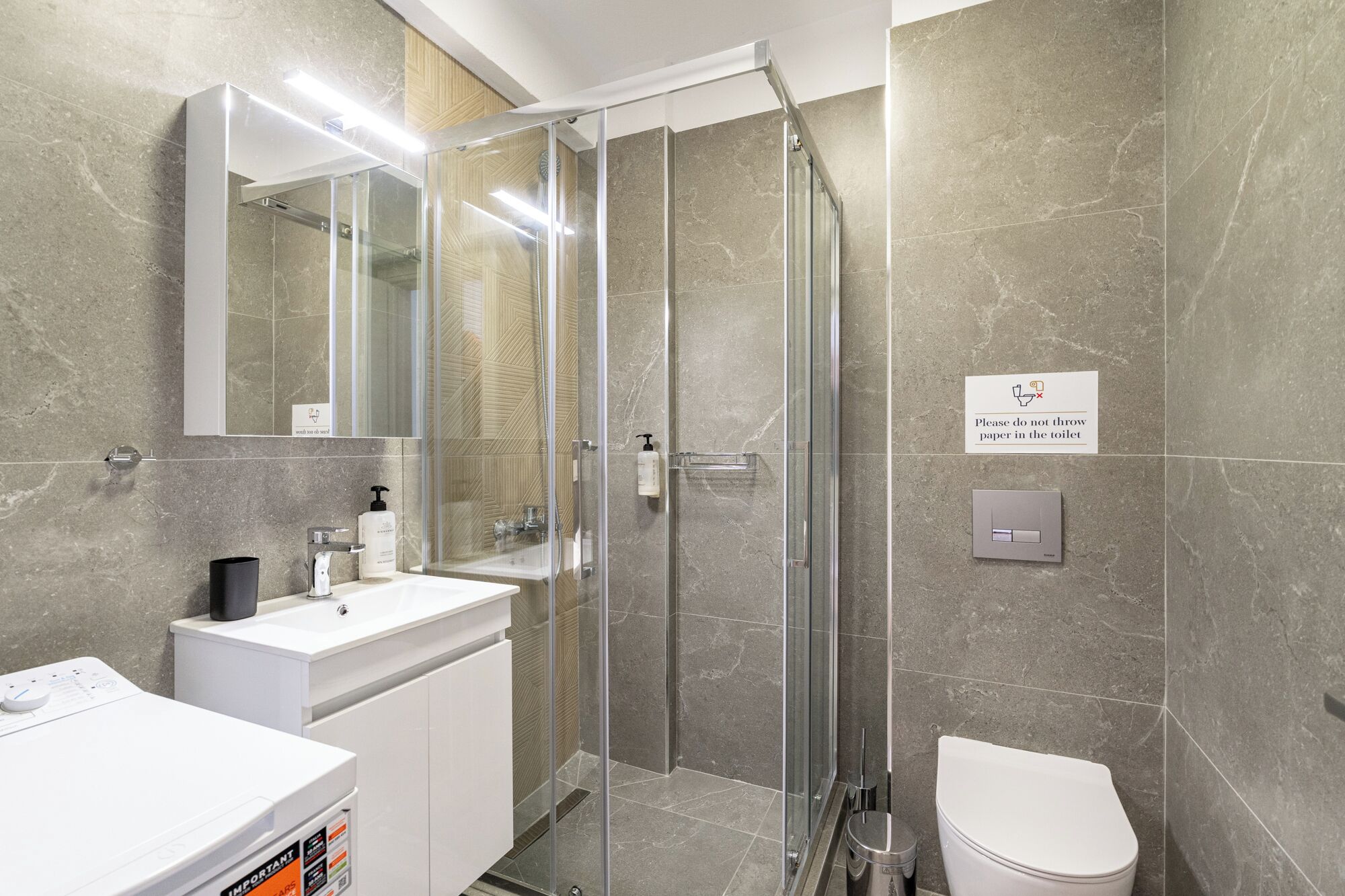 Douche, sèche-cheveux, serviettes fournies