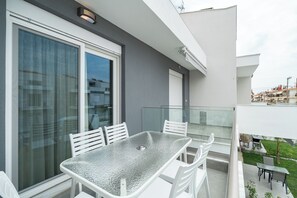 Outdoor dining - Green Almond Two Bedroom Loft with Pool Access (Kavala)