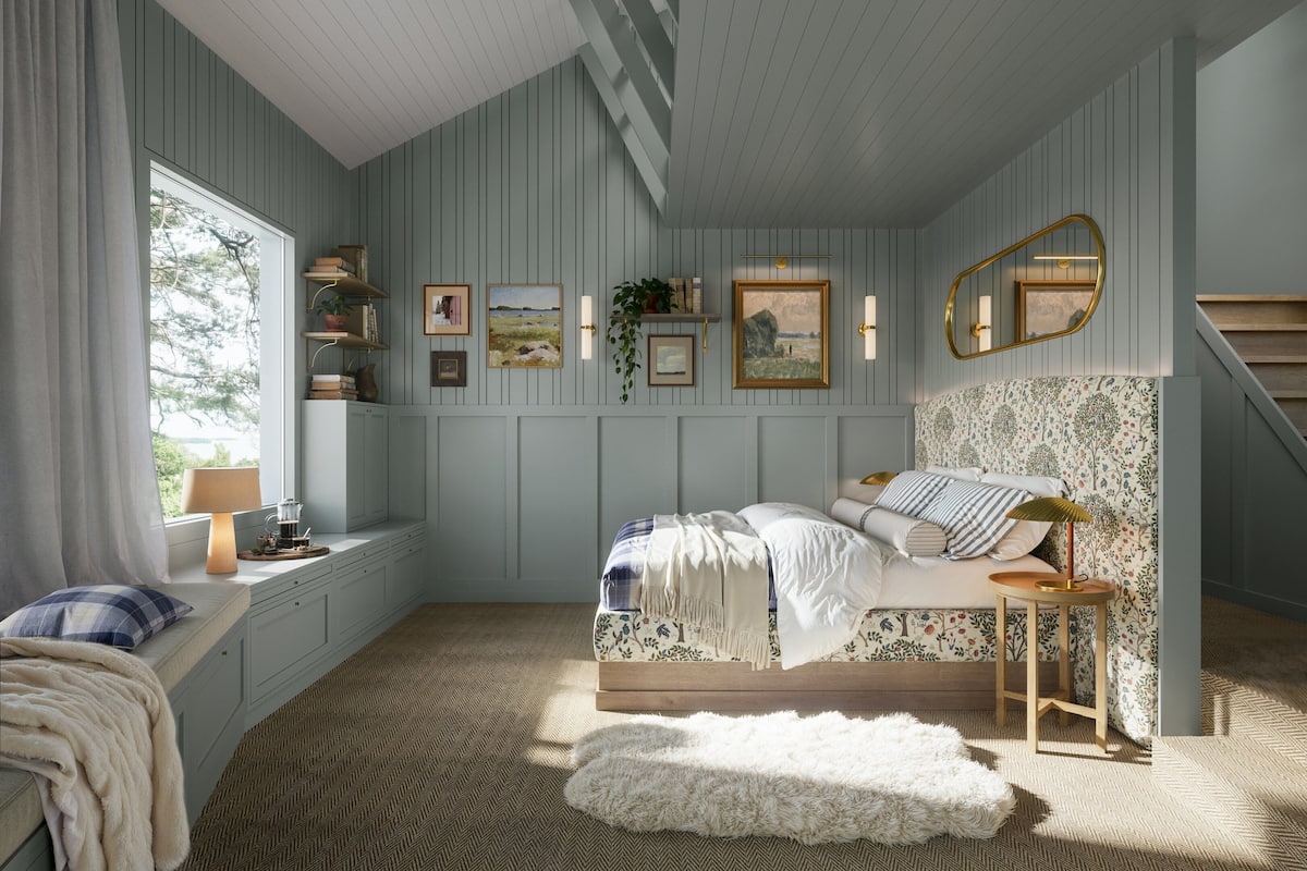 Une chambre à coucher avec un lit, une fenêtre, une étagère avec des livres et des plantes, et un miroir au mur.