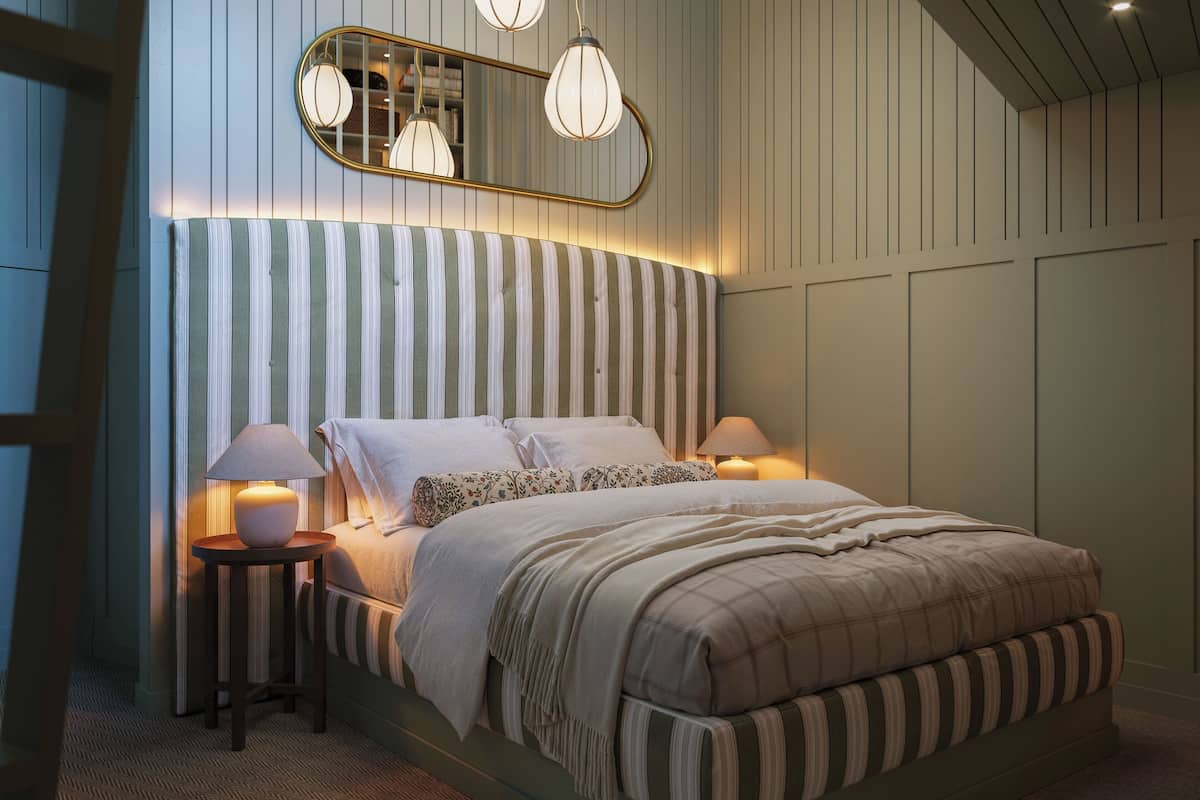 Une chambre à coucher avec un grand lit, deux tables de chevet, un miroir et des lampes suspendues.