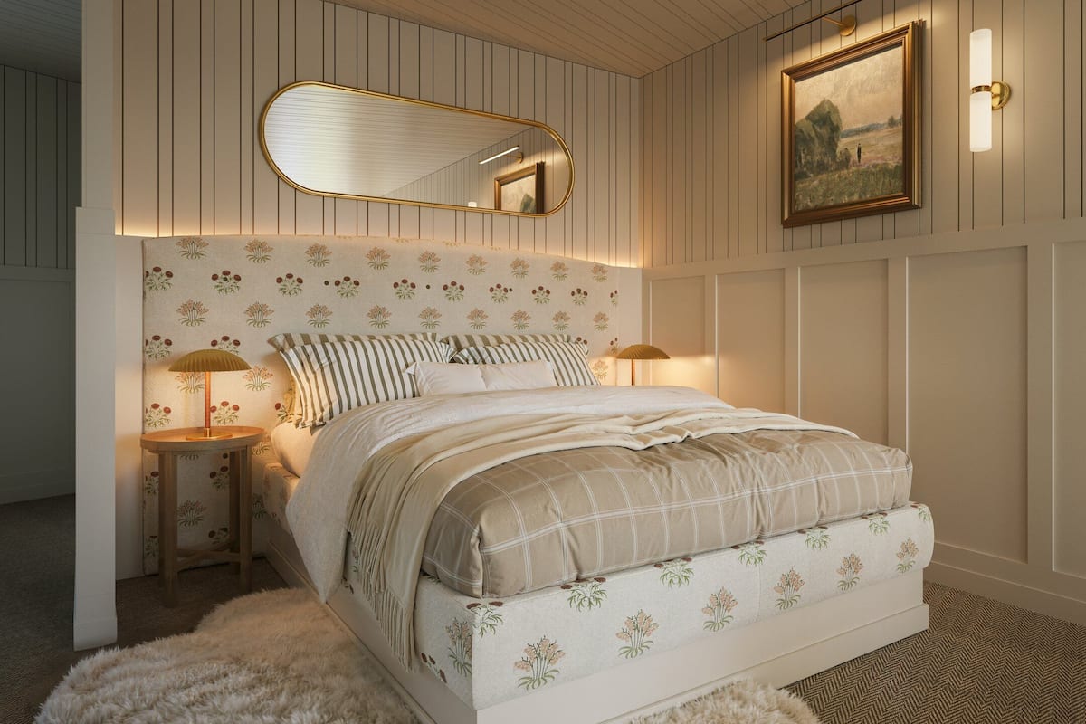 Une chambre à coucher avec un grand lit, un miroir rond, deux lampes de chevet et un tableau encadré au mur.