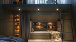Une chambre à coucher à plusieurs niveaux, dotée d’une mezzanine, de bibliothèques intégrées et d’une échelle permettant d’y accéder.