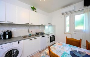 Fridge, oven, stovetop, dishwasher - Stunning apartment in Janjina with WiFi (Janjina)
