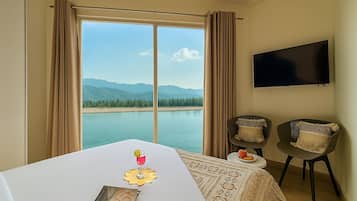 Family Room | Iron/ironing board, free WiFi