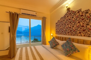 Habitación Deluxe, vistas al río | Tabla de planchar con plancha y wifi gratis