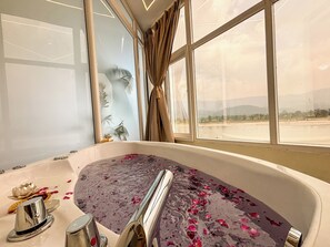 Family Room | Private spa tub