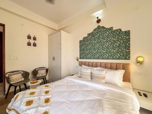 Family Room | Iron/ironing board, free WiFi