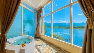 Family Room | Private spa tub