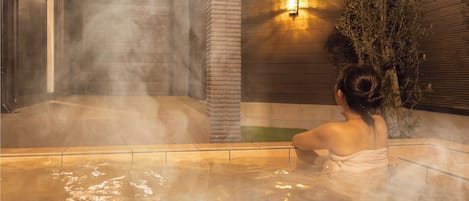 Deluxe Condo, 4 Bedrooms | Bathroom | Separate tub and shower, spring water tub, free toiletries, hair dryer