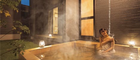 华丽公寓式客房, 4 间卧室 | 浴室 | 独立的浴缸和淋浴、泉水浴缸、免费洗浴用品、吹风机