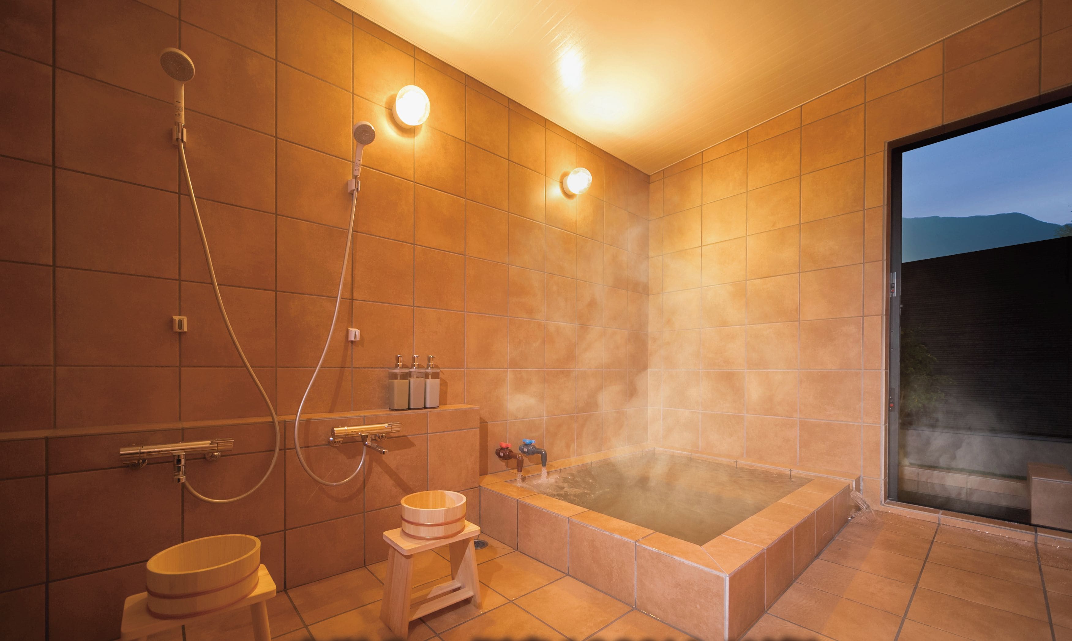 Une salle de bain moderne avec une grande baignoire, une douche et des toilettes.