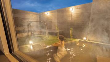 En privat villa med have og udendørs onsen.