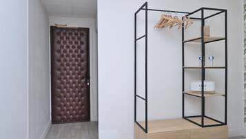 Tabla de planchar con plancha, wifi, ropa de cama