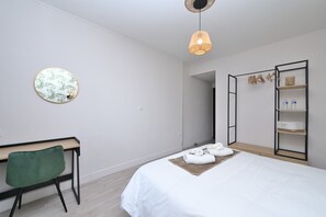 1 bedroom, iron/ironing board, WiFi, bed sheets - Room 'Double Room' with Shared Terrace, Wi-Fi and Air Conditioning (Salies-du-Salat)