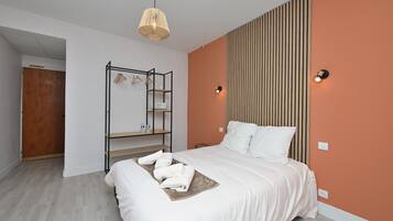 1 dormitorio, tabla de planchar con plancha, wifi y ropa de cama