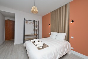 1 bedroom, iron/ironing board, WiFi, bed sheets - Room 'Double Room' with Shared Terrace, Wi-Fi and Air Conditioning (Salies-du-Salat)