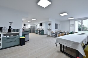 Private kitchen - Room 'Double Room' with Shared Terrace, Wi-Fi and Air Conditioning (Salies-du-Salat)
