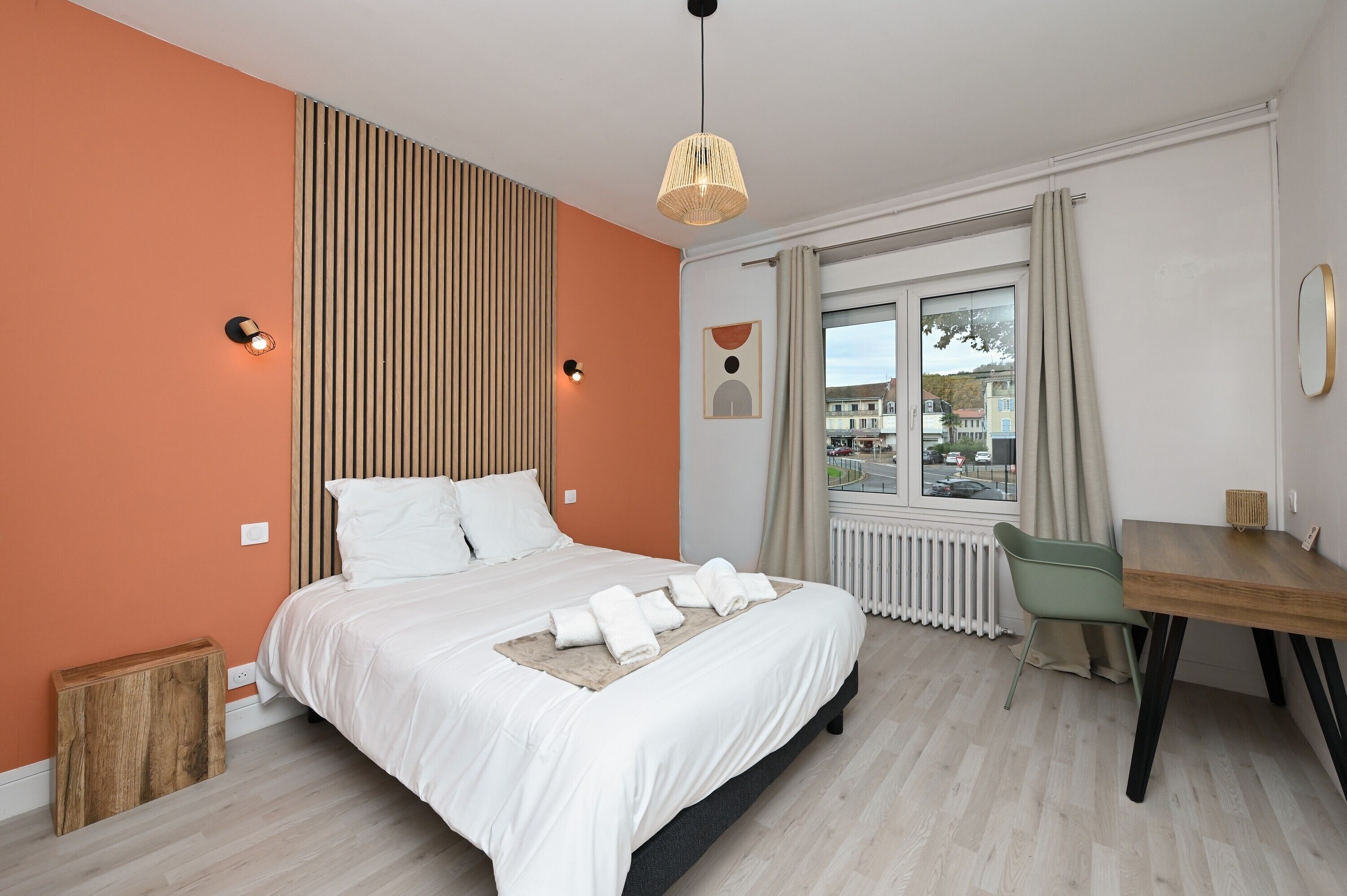 1 dormitorio, tabla de planchar con plancha, wifi y ropa de cama