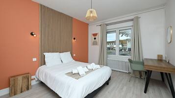 Iron/ironing board, WiFi, bed sheets