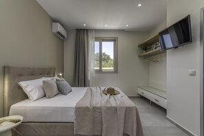 4 bedrooms, iron/ironing board, travel cot, Internet