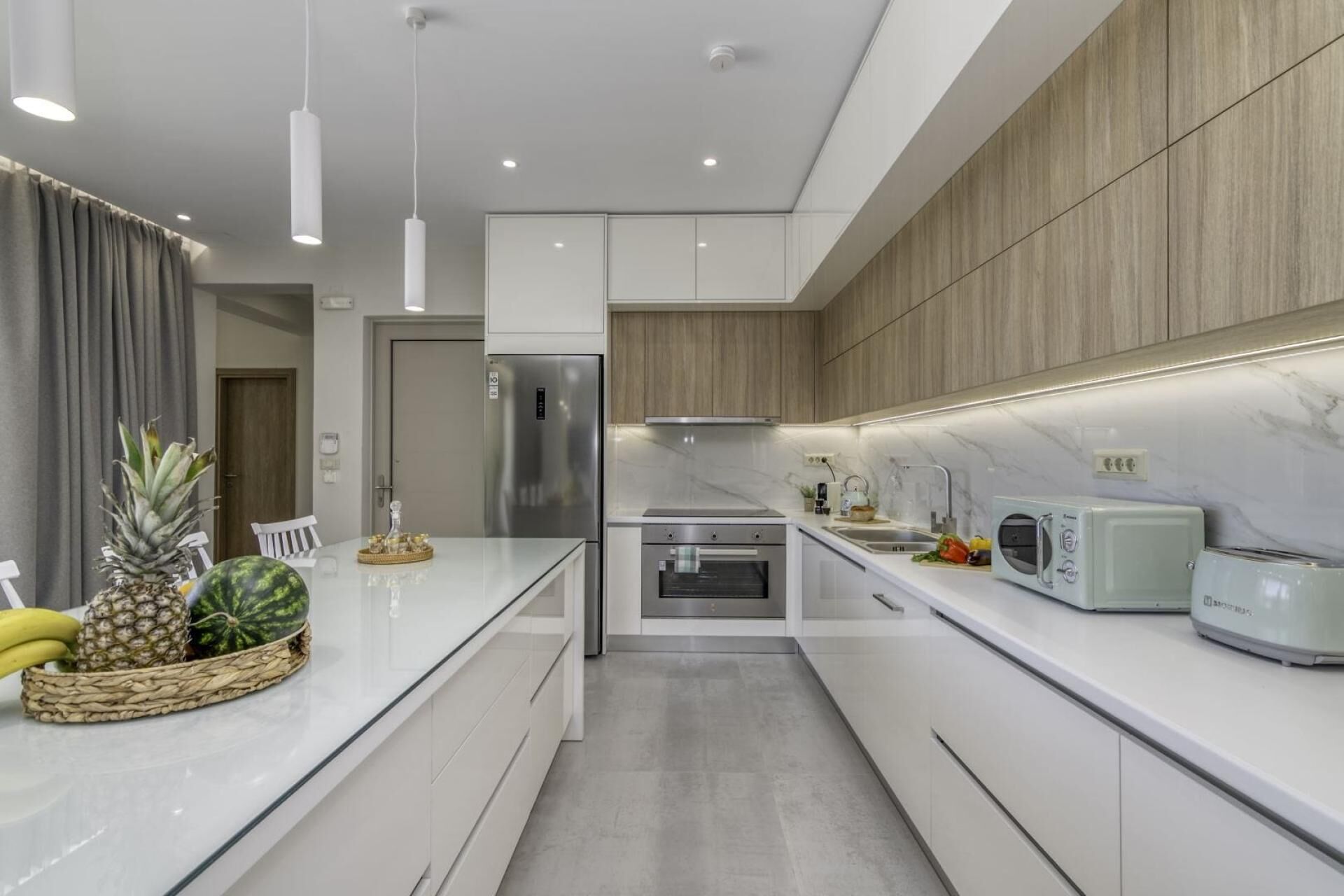 Een koelkast, een magnetron, een oven, een kookplaat