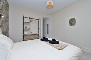 1 bedroom, iron/ironing board, WiFi, bed sheets - Room 'Double Room' with Shared Terrace, Wi-Fi and Air Conditioning (Salies-du-Salat)