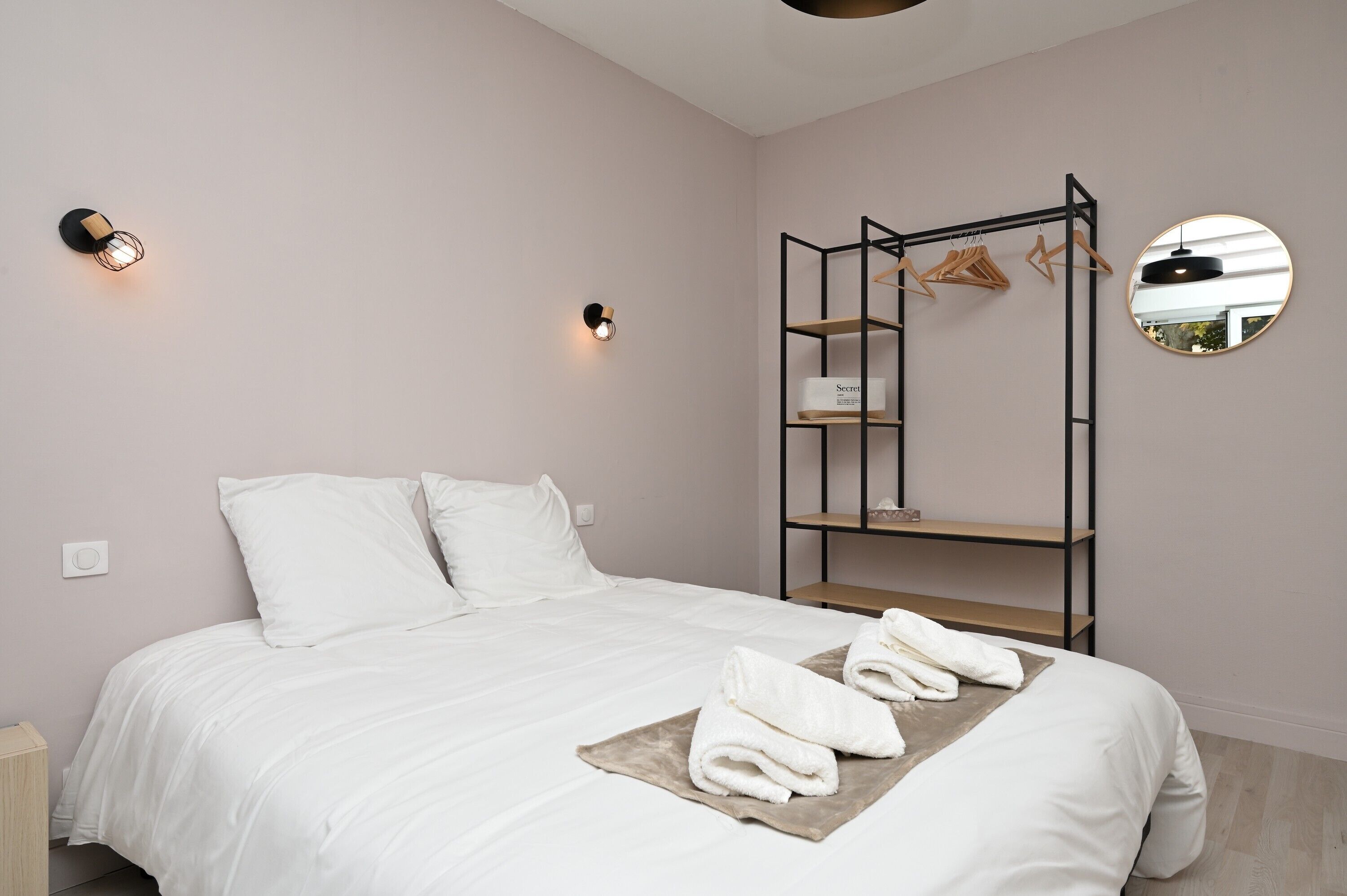 1 dormitorio, tabla de planchar con plancha, wifi y ropa de cama