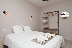 1 bedroom, iron/ironing board, WiFi, bed sheets - Room 'Double Room' with Shared Terrace, Wi-Fi and Air Conditioning (Salies-du-Salat)