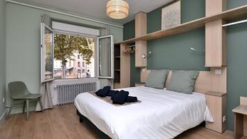 1 dormitorio, tabla de planchar con plancha, wifi y ropa de cama