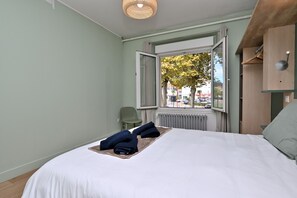 1 dormitorio, tabla de planchar con plancha, wifi y ropa de cama