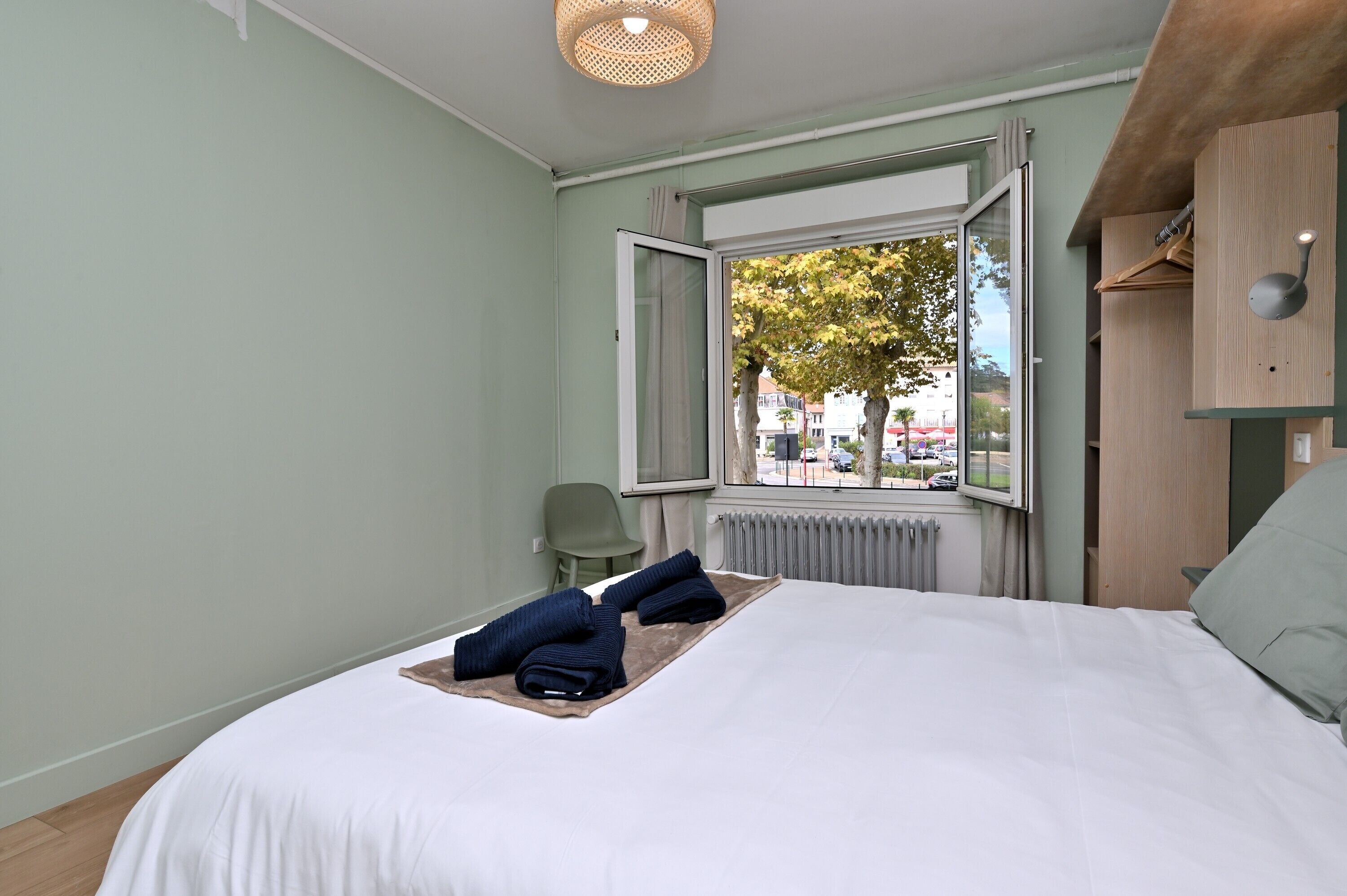 1 dormitorio, tabla de planchar con plancha, wifi y ropa de cama