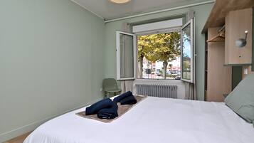 1 dormitorio, tabla de planchar con plancha, wifi y ropa de cama