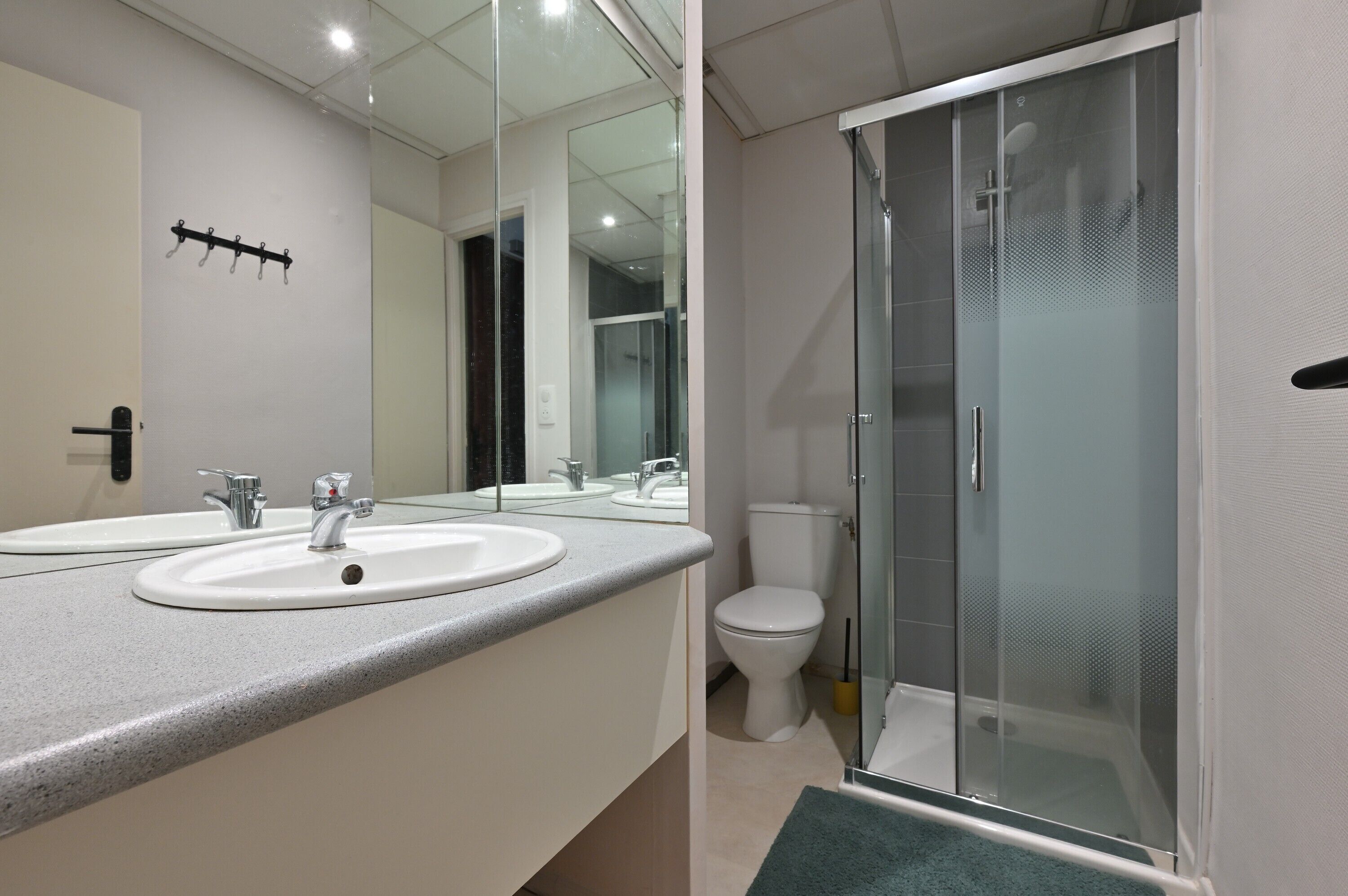 Een douche, handdoeken
